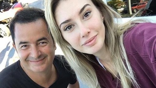 ACUN ILICALI VE ŞEYMA SUBAŞI'NIN SADELİĞİ İLE DİKKAT ÇEKEN DAVETİYELERİ