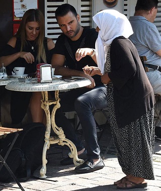 ALİŞAN DİLENCİYE 5 LİRA  VERDİ,YÜZÜ ASILDI!