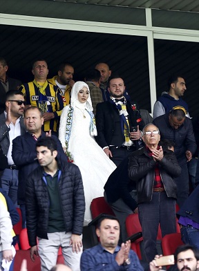  GELİN VE DAMAT DÜĞÜN ÖNCESİ ANKARAGÜCÜ-BOLUSPOR MAÇINI İZLEDİLER