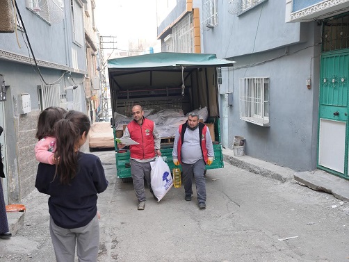 ŞEHİTKAMİL, DAR GELİRLİ AİLELERİ UNUTMADI  YILMAZ: “HER EVDE SICAK AŞ OLACAK”   