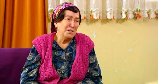 önceki akşam kendisinden 25 yaş küçük olan sevgilisiyle sarmaş dolaş görüntülendi.