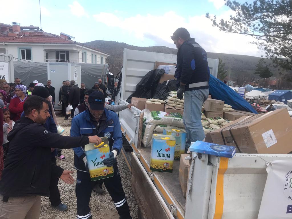 Büyükşehir Belediyesinin Depremzedelere Ramazan Kolisi Dağıtımı Sürüyor