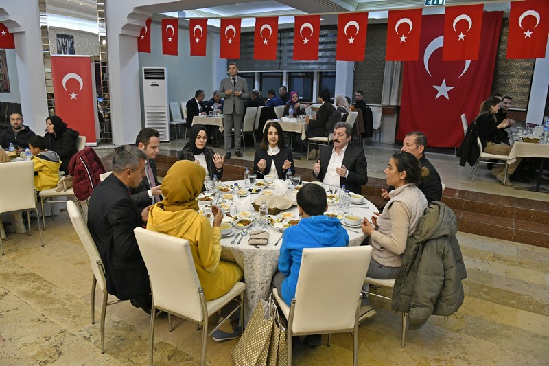 Vali Orhan Tavlı, Deprem Bölgesinden Gelen Öğretmen ve Aileleriyle İftar Yaptı