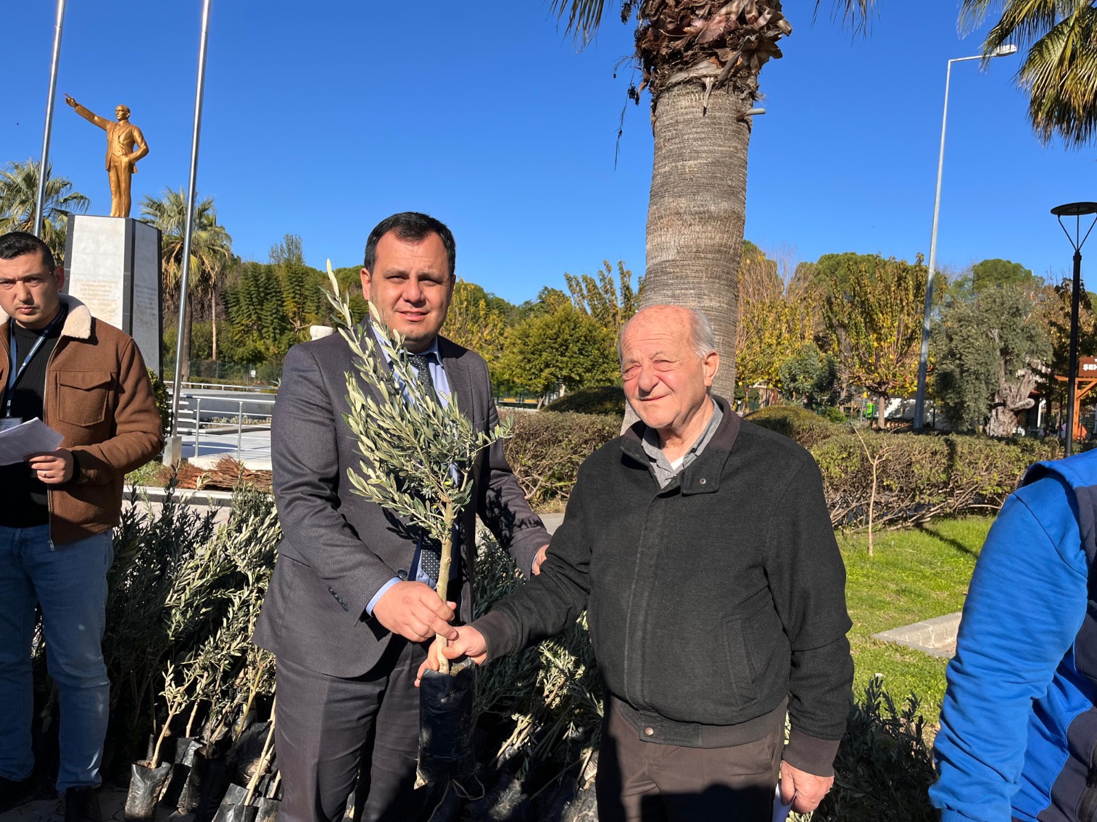 Dalaman’da Zeytin ve Ceviz Fidanları Dağıtıldı