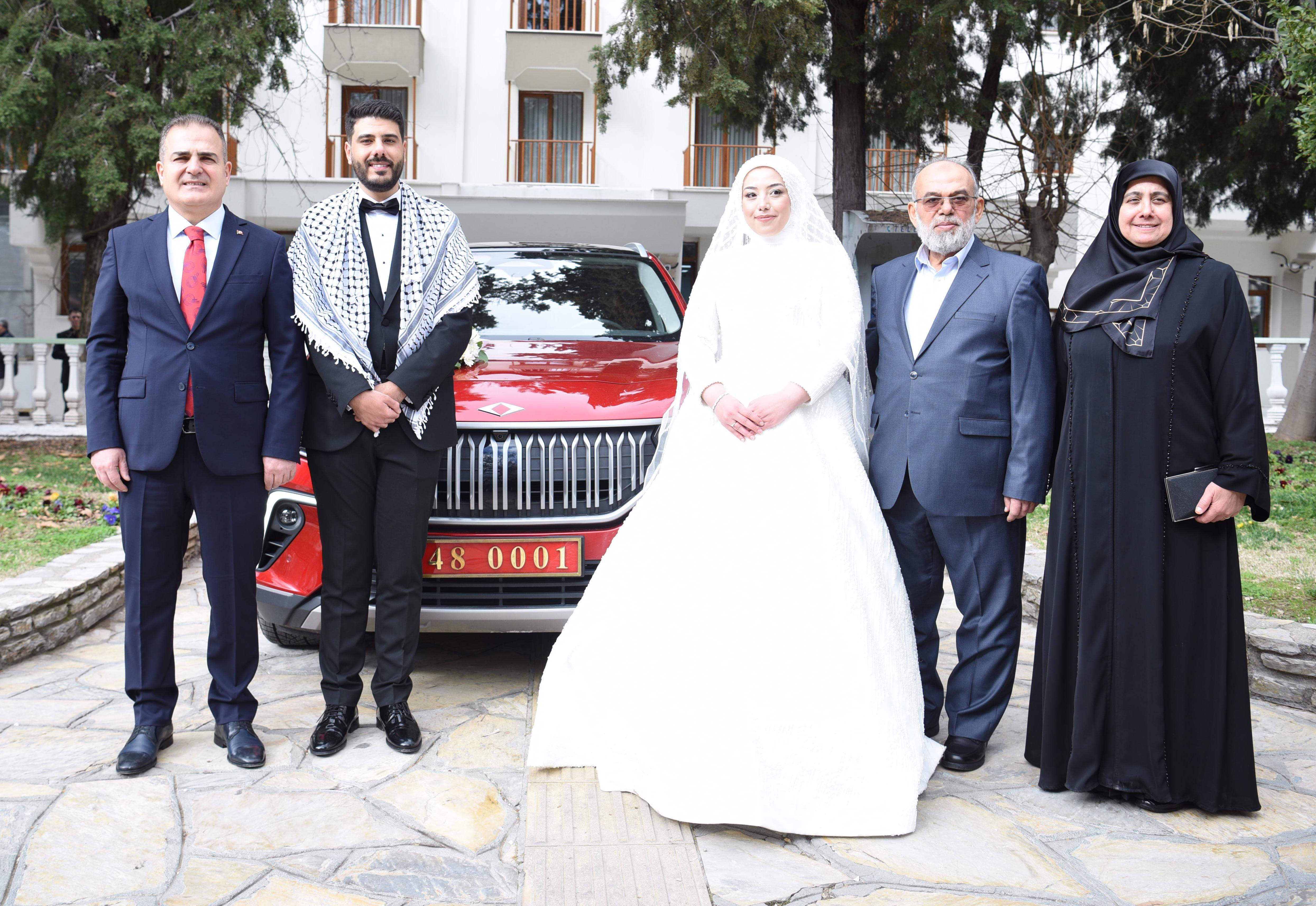 KÖYCEĞİZLİ MEDİNE VE GAZZELİ İMADEDDİN’E VALİ AKBIYIK’TAN GELİN ARABASI JESTİ