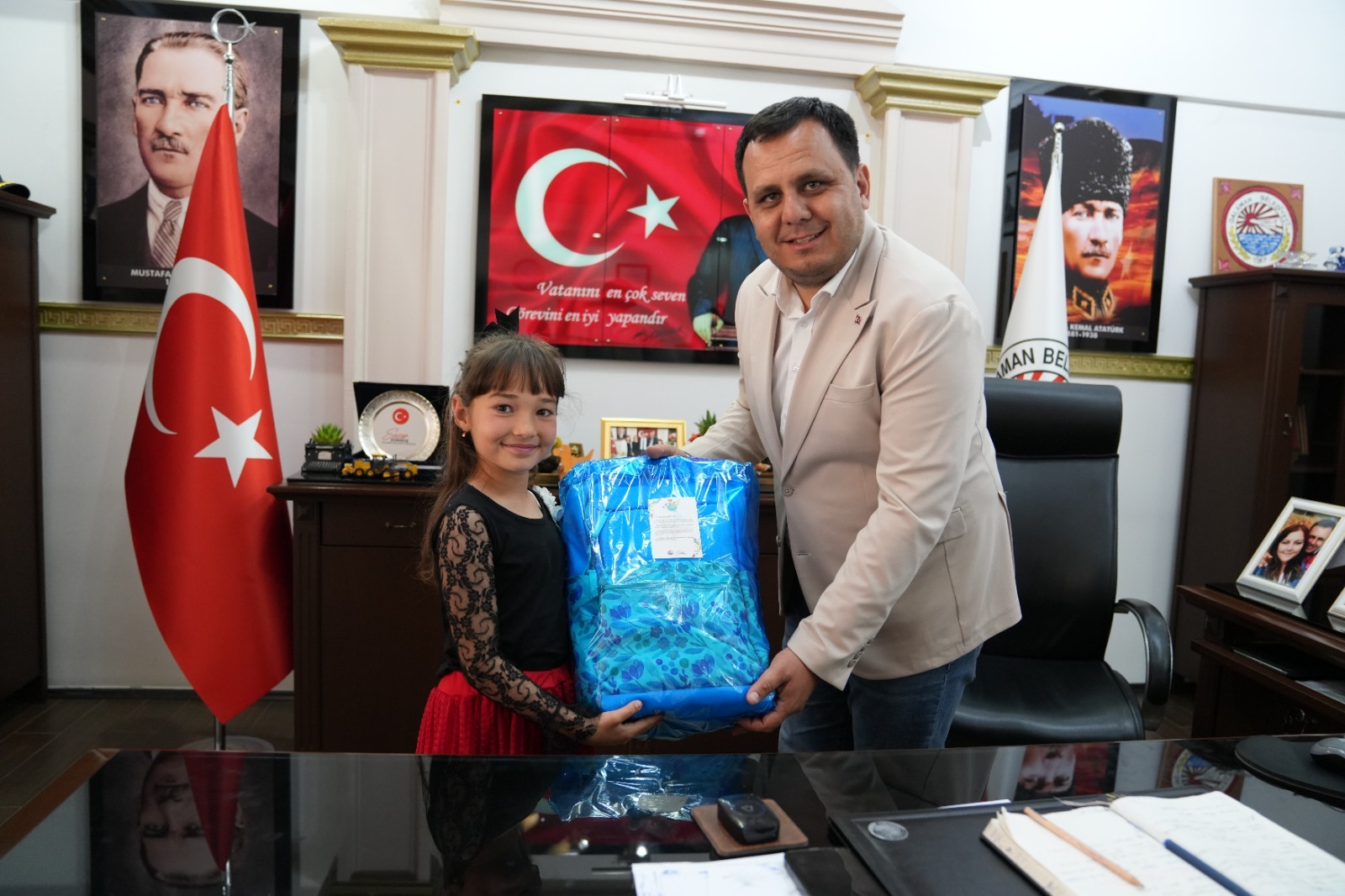 DALAMAN BELEDİYE BAŞKANI DURMUŞ, KOLTUĞUNU MİNİK ÖĞRENCİYE DEVRETTİ