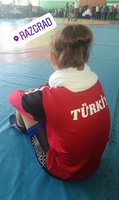 BULGARİSTAN’DA DÜZENLENEN SERBEST GÜREŞ TURNUVASINDA SELVİ İLYASOĞLU ŞAMPİYON OLDU
