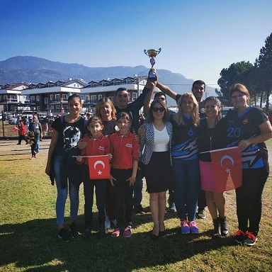KÖYCEĞİZ’DE CUMHURİYET VOLEYBOL TURNUVASININ ÖDÜLLERİ VERİLDİ