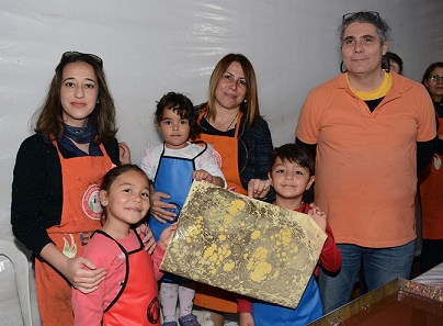 ÖĞRETMENLER MİNİKLERLE BİRLİKTE EBRU YAPTILAR
