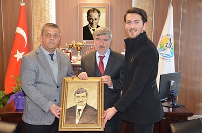 BAŞKAN CEYLAN’A ANLAMLI HEDİYE