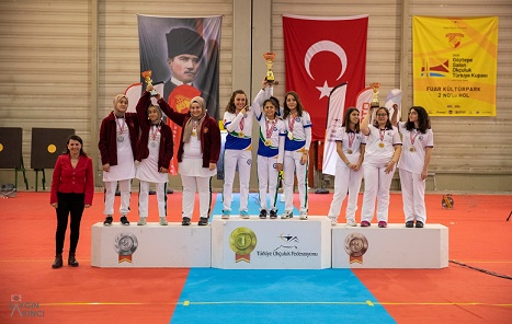 ALTIN KIZLAR KÜRSÜYÜ KİMSEYE BIRAKMADI