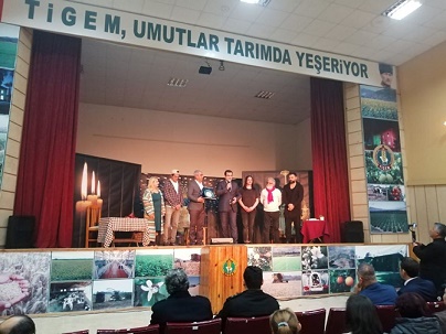 ‘PEMBE ASLINDA SİYAHTIR’ TİYATRO OYUNU SAHNELENDİ