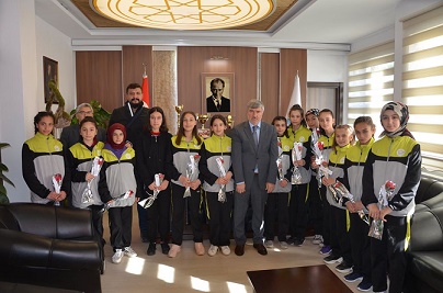KONYALI MİNİK SPORCULARDAN BAŞKAN CEYLAN’A ZİYARET