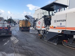 BOZULAN YOLLAR ASFALT KAZIMA MAKİNESİ İLE DÜZELTİLİYOR