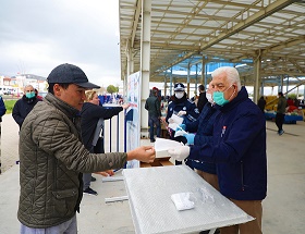 Başkanlar Vatandaşa Maske Dağıttı