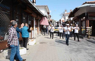 Menteşe Belediyesi Vatandaşlara Davullu Zurnalı Moral Verdi