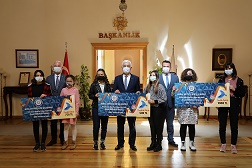 “Umudum Var Çünkü” Resim Yarışması’nın Ödüllerini Başkan Gürün Verdi