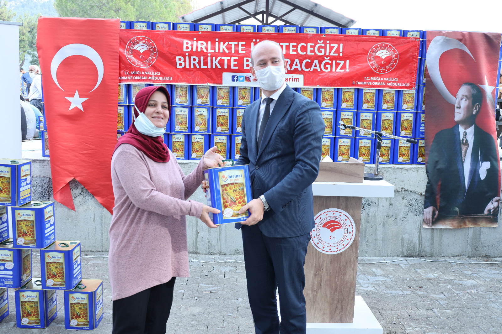 Köyceğiz’de 658 Arıcıya 82 Ton Arı Yemi Dağıtıldı