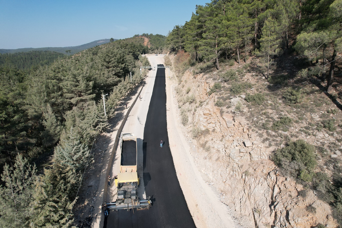Büyükşehir, Kavaklıdere’nin girişinde ilk asfalt serimini yaptı