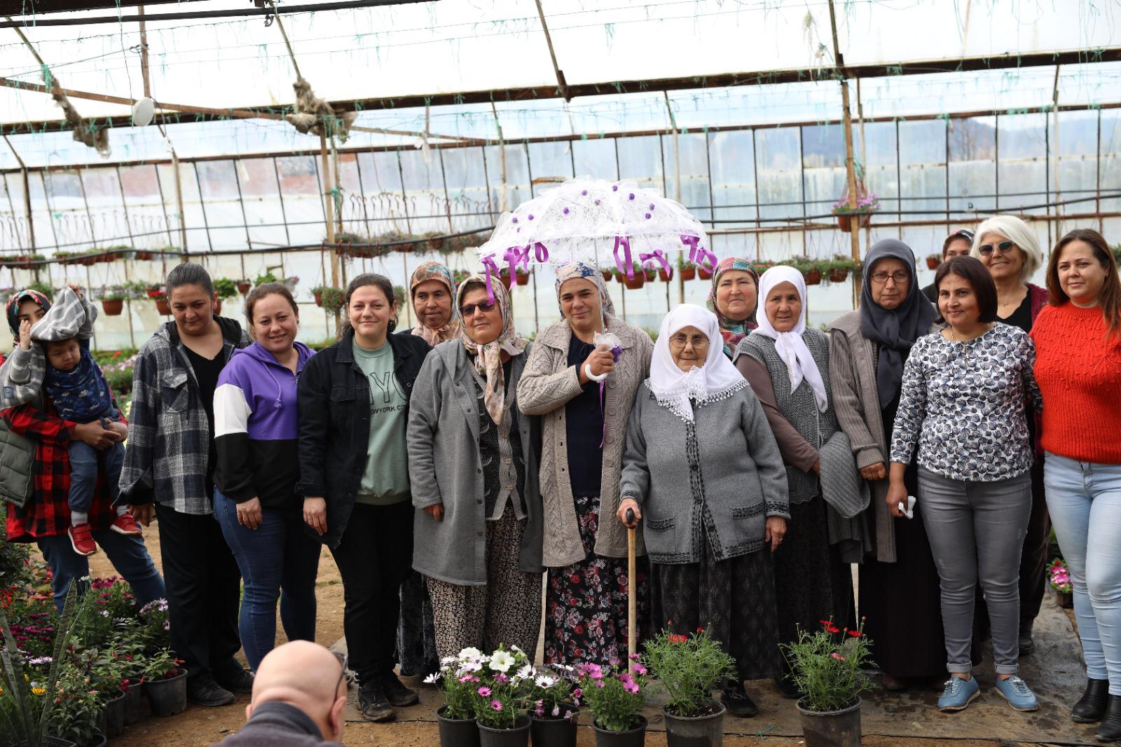 Köyceğiz’de çiçek serasında çalışan üretici kadınlara ziyaret