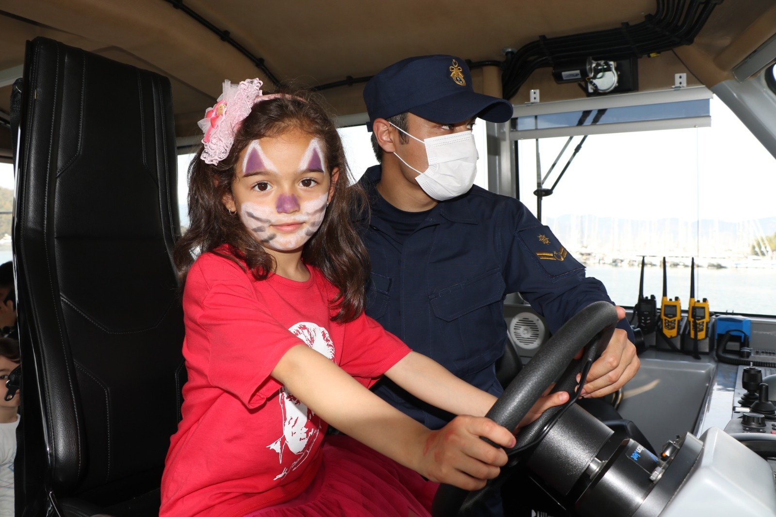 Sahil Güvenlik Botu Ziyaretiyle Çocukların Bayram Coşkusu Katlandı