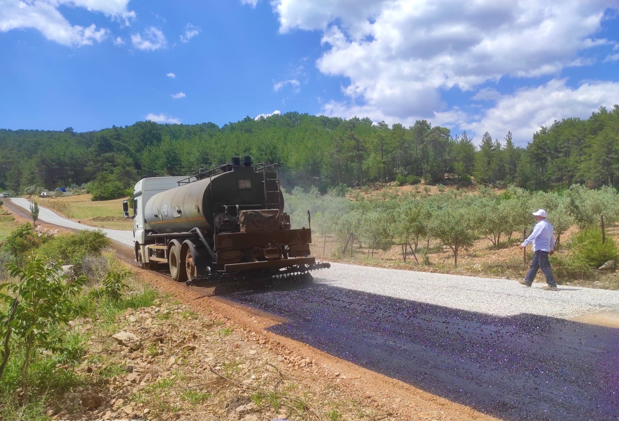 Büyükşehir, Menteşe’nin kırsal mahallelerinde yol çalışmalarını sürdürüyor