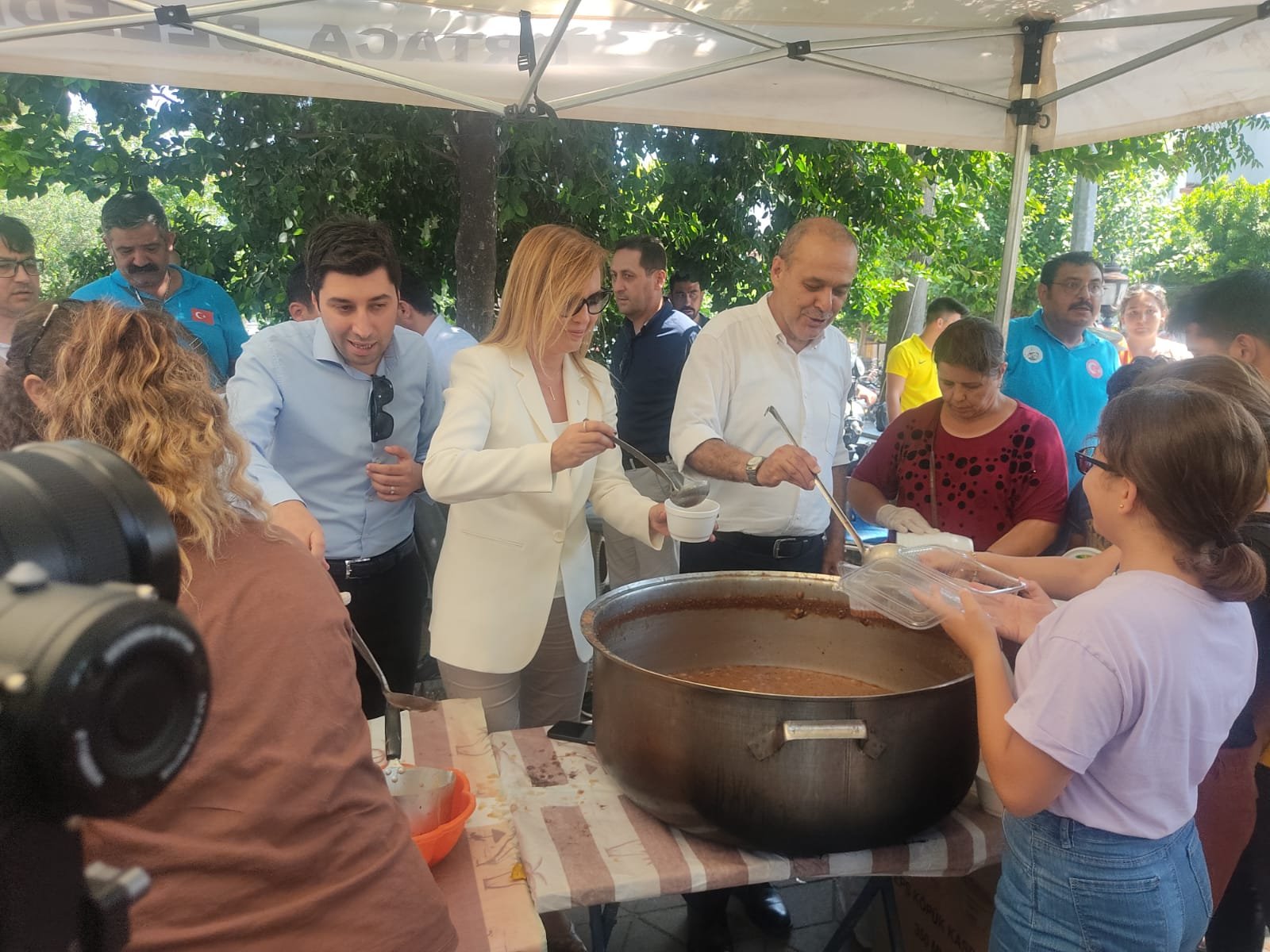 ORTACA KAYMAKAMI UÇAR VATANDAŞLARA AŞURE DAĞITTI
