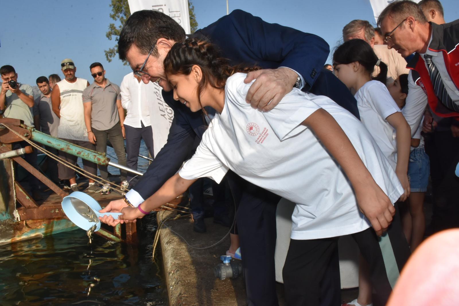 Köyceğiz Gölüne 260 bin Yavru Sazan Balığı Bırakıldı.…