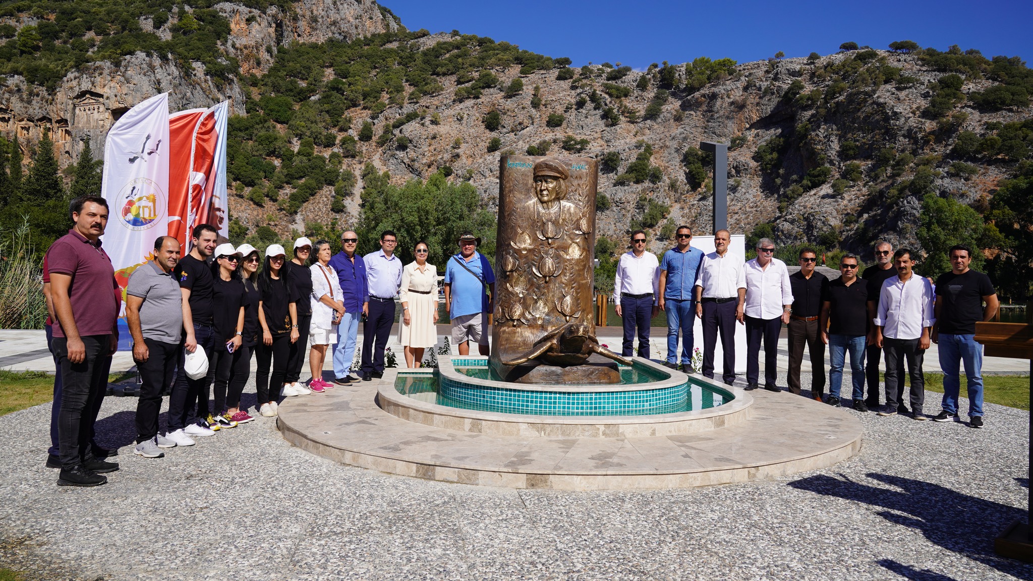 ORTACA’DA CARETTA CARETTA’LARIN ANNESİ ANISINA ANIT HEYKEL
