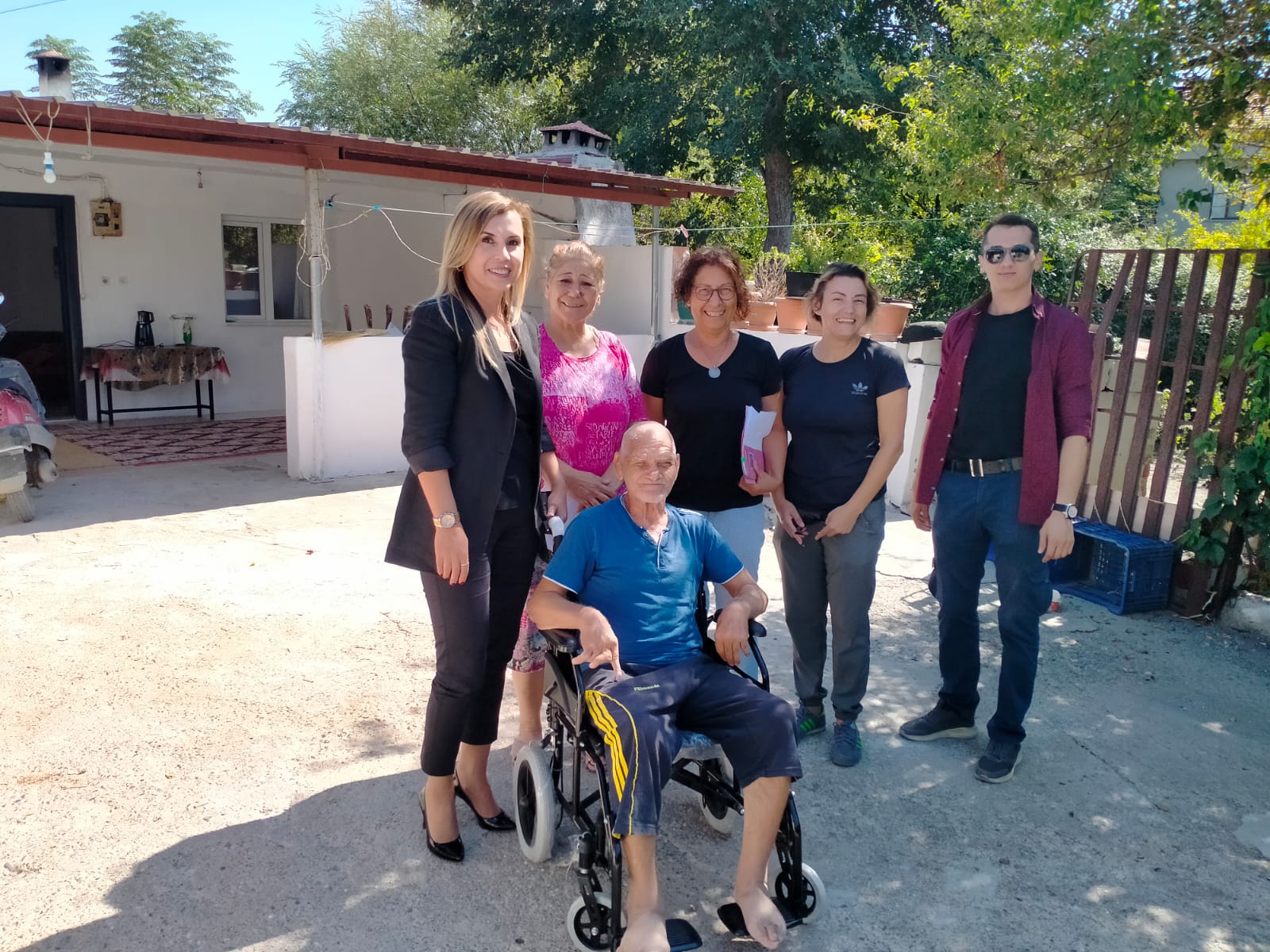ORTACA’DA İHTİYAÇ SAHİBİ VATANDAŞA TEKERLEKLİ SANDALYE HEDİYE EDİLDİ
