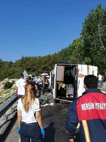 Tarsustan Tarım işçisi götüren araç, Mersin Aslanköy kavşağında kaza yaptı.