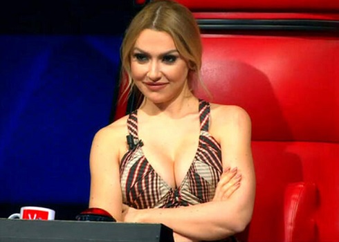 Hadise, son olarak O Ses Türkiye’nin çekimlerinde tercih ettiği derin göğüs dekolteli kıyafetiyle gündeme geld