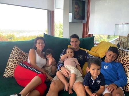 Juventus forması giyen Portekizli yıldız Cristiano Ronaldo’nun, sevgilisi Georgina Rodriguez’e harçlık verdiği ortaya çıkt