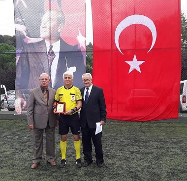  CUMHURİYET KUPASI FUTBOL TURRNUVASI' NDA ALİ GÜRLER'E PLAKET
