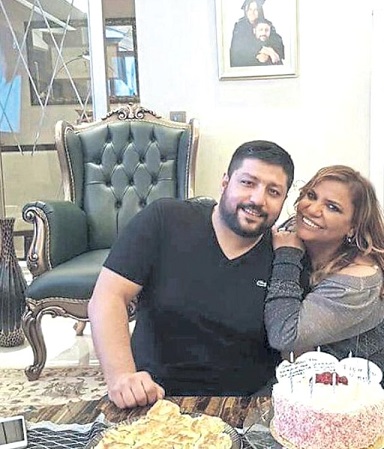 Kibariye'nin 20 Yaş Küçük Eşi, Sarışın Kadınla Sarmaş Dolaş Yakalandı