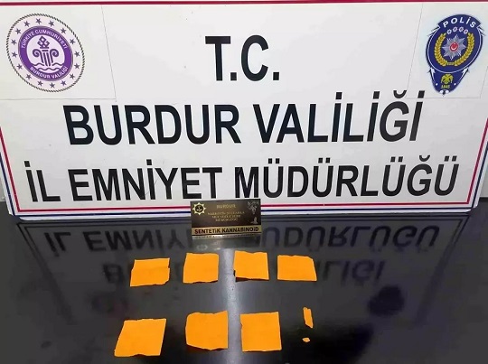  Burdur İl Emniyet Müdürlüğü ekipleri tarafından şehir merkezinde durdurulan bir araçta yapılan aramada uyuşturucu madde bulunması üzerine gözaltına alınarak adliyeye sevk edilen 3 şüpheli tutuklandı.