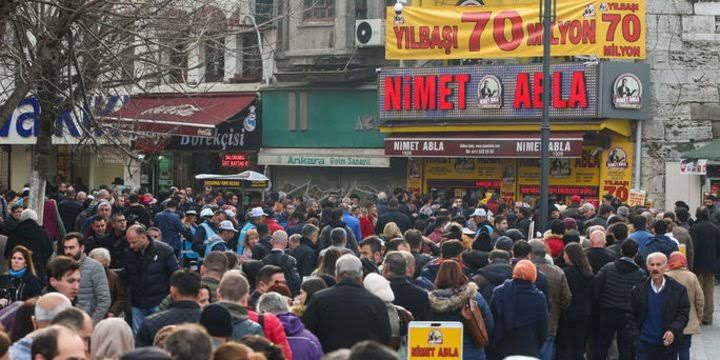 Nimet Abla’da metrelerce bilet kuyruğu