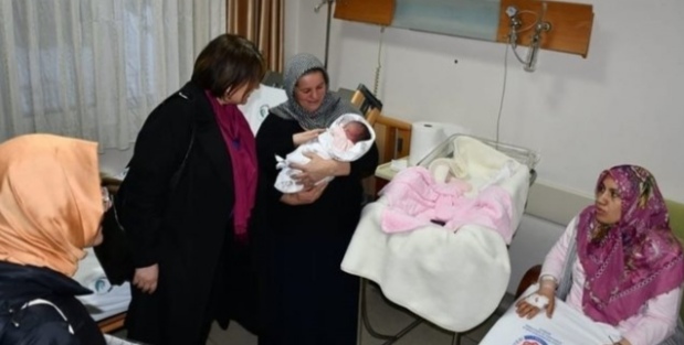 DEPREM’DEN KURTULAN KADIN DÜZCE’DE BEBEĞİNİ DÜNYA’YA GETİRDİ 