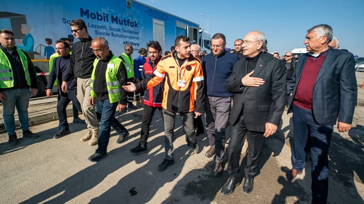 CHP lideri Kılıçdaroğlu, İzmir Büyükşehir’in Hatay’daki koordinasyon merkezini ziyaret etti