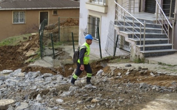 PENDİK’TE YOL ÇÖKMESİ SONUCU İKİ BİNA BOŞALTILDI