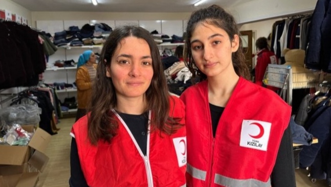 DÜZCE’Lİ İKİ KIZ KARDEŞ AFETZEDELERE YARDIM EDİYOR