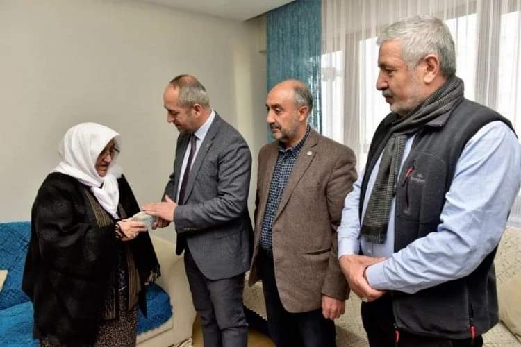 10 ilimizde yaşadığımız geniş kapsamlı deprem felaketinde yardım konusu ile tek yürek olduk. Acıyı paylaşmamız ve sahiplenmemiz dikkat çeken bir olay oldu.