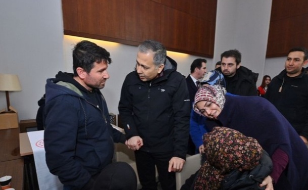 VALİ YERLİKAYA DEPREMZEDELERİ ZİYARET ETTİ 