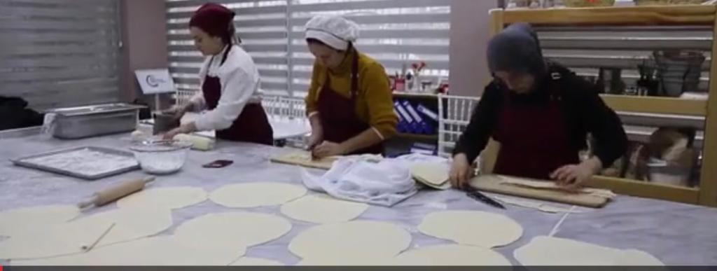 Gürsulu kadınlar çölyak hastası depremzedeler için erişte üretiyor