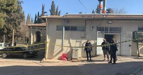 Gaziantep’te cinnet getiren bir polis memuru silahla önce engelli oğlunu öldürdü sonra intihar etti.
