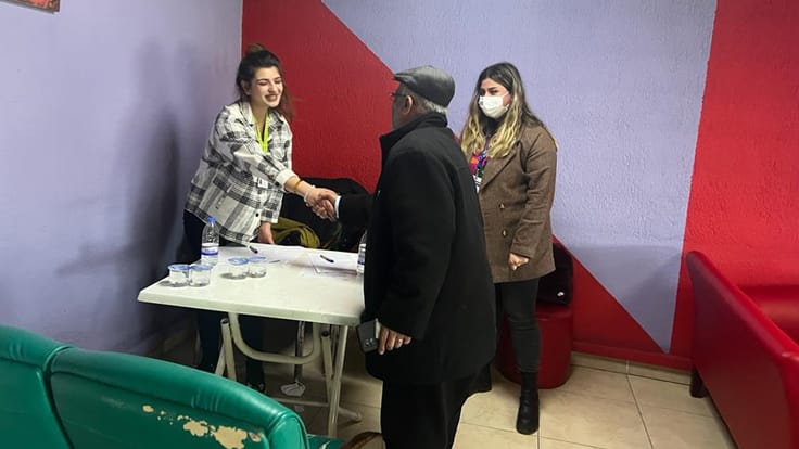 İzmir’e gelen depremzedelere Büyükşehir’den uzanan yardım eli
