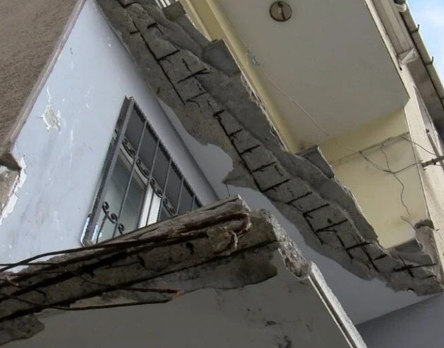KÜÇÜKÇEKMECE ÇÖKEN BALKON DEPREM PANİĞİNE NEDEN OLDU 