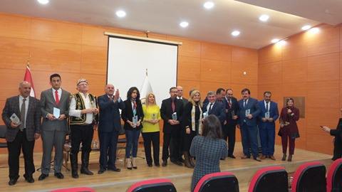 8.OSMANİYE İLİMİZİ TANITIM VE ŞEHİTLERİMİZE VE BAYRAĞA SAYGI GECESİ CANAN MEYDANLI SARIOĞLAN SUNUMU VE   ÇEŞİTLİ İLLERDEN GELEN ŞAİR OZAN VE AŞIKLARIN  KATILIMIYLA OSMANİYE TİCARET  VE SANAYI  ODASI KONGRE SALONUNDA YAPILDI 