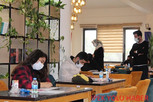 ÇANAKKALE ZAFERİ GENÇLERİN ÇİZDİĞİ RESİMLERLE TEKRAR CANLANDI