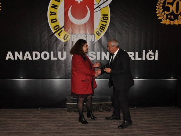 Sürgüne direnen gazeteciye anlamlı ödül     Hak gaspına karşı direnişe ödül   